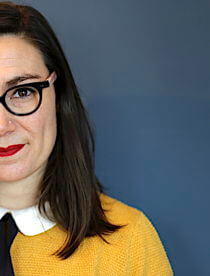 Profil portrait Madame Pitch - lunettes - contactez