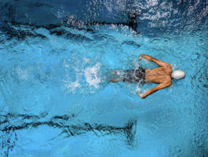 Nageur expert à l'entraînement, piscine olympique. Analogie avec l'entraînement au pitch