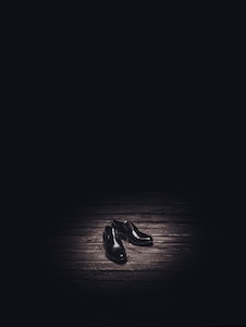 Chaussures d'homme sur parquet noir