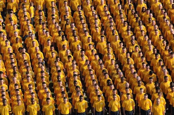 Foule homogène en rangs