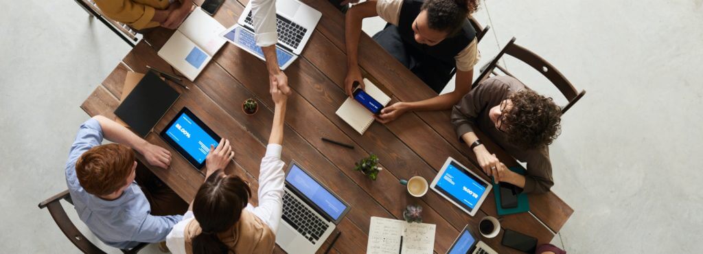 Réunion de travail autour d'une table. Négociation réussie