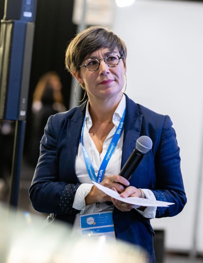 Madame Pitch animatrice, micro et fiches à la main