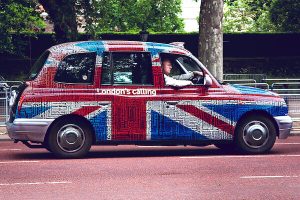 Taxi anglais avec mention "London Calling"