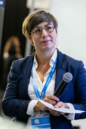 Madame Pitch animatrice, micro et fiches à la main
