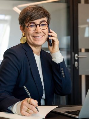 Madame Pitch au téléphone